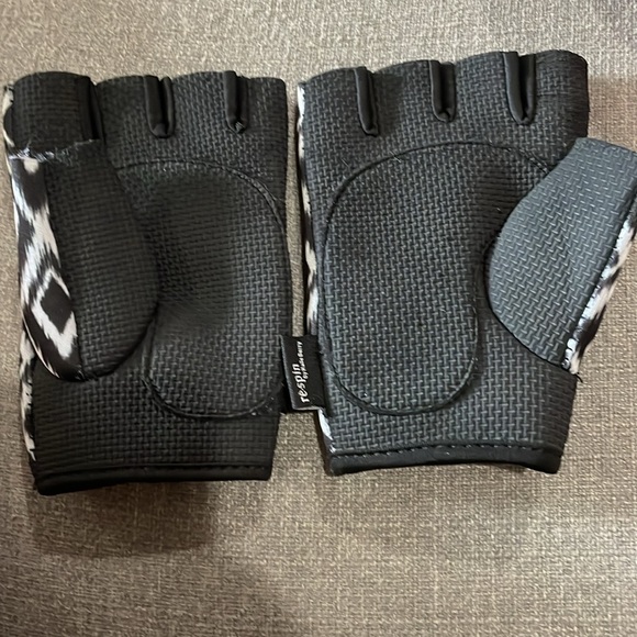 ✨RE•SPIN✨Halle Berry Workout Gloves - Picture 2 of 5